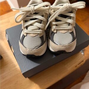 New Balance Kids 2002 Infant/Toddler Sneakers - Cream and Black size 4W